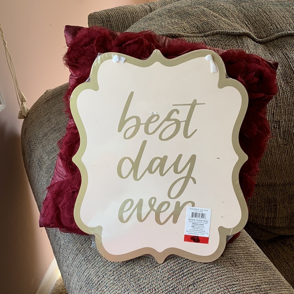 Wedding decorations,Mr. & Mrs. Mugs, hanging bows,tablecloths,rings, plaque - Picture 4 of 13